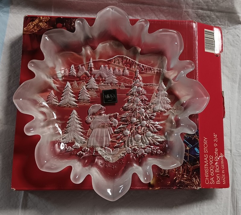 Vintage Mikasa Christmas Story Plate NEW in Orig. Box, 9 3/4 Bon Bon SA 600/902
