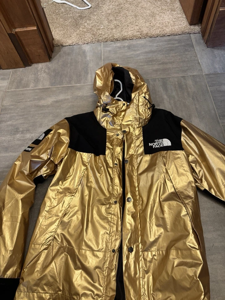 Parka de montaña metálica Supreme The North Face TNF dorada talla pequeña SS18 rara original Foto 2 de 4