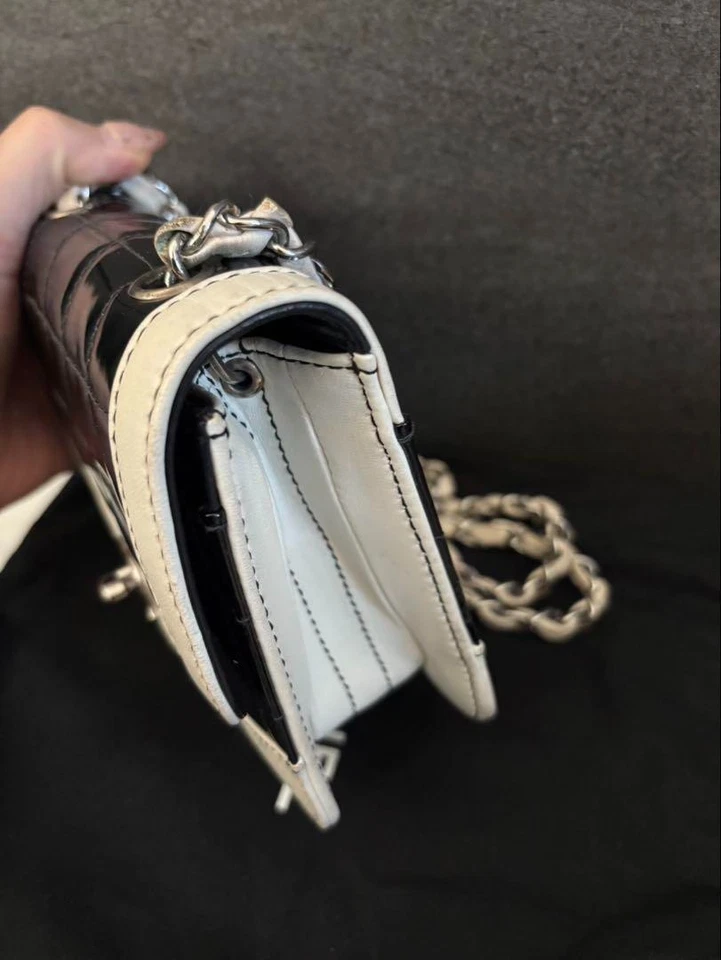 Mini Bolso de Hombro CHANEL Barra de Chocolate Negro Blanco Diseño de Patente Foto 3 de 4