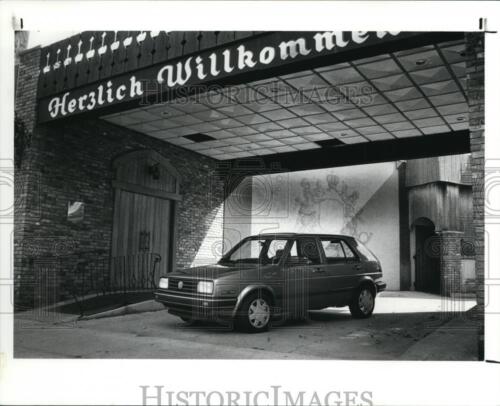 1989 Press Photo 1990 Volkswagen Golf at the Hofbrau Haus - cvb17987 - Picture 1 of 2