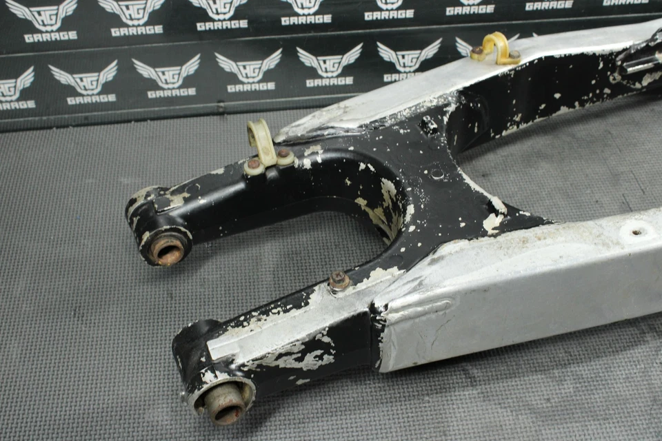 1997 HONDA CR250R OEM SWINGARM SWING ARM SUSPENSION 52200-KZ3-B00 NEEDS REPAIR! - Image 3 of 4