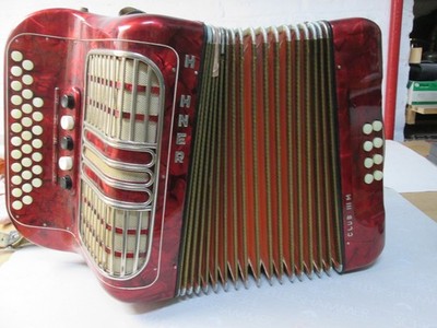 Hohner Club III M, Knopfakkordeon, rotes Perloid, 30 Knöpfe, 8 Bässe, 5 Register