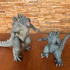 Godzilla Figure Set 2 figures: MonsterVerse version The Ride version