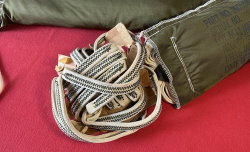 U.S Vietnam Era Parachute Pack / 1975 Dated / Military Issue - Mills MFG. Corp - Picture 7 of 22