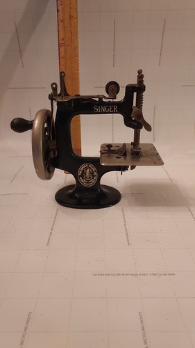 Cast iron miniature singer sewing machine antique toy model training model - Picture 4 of 6