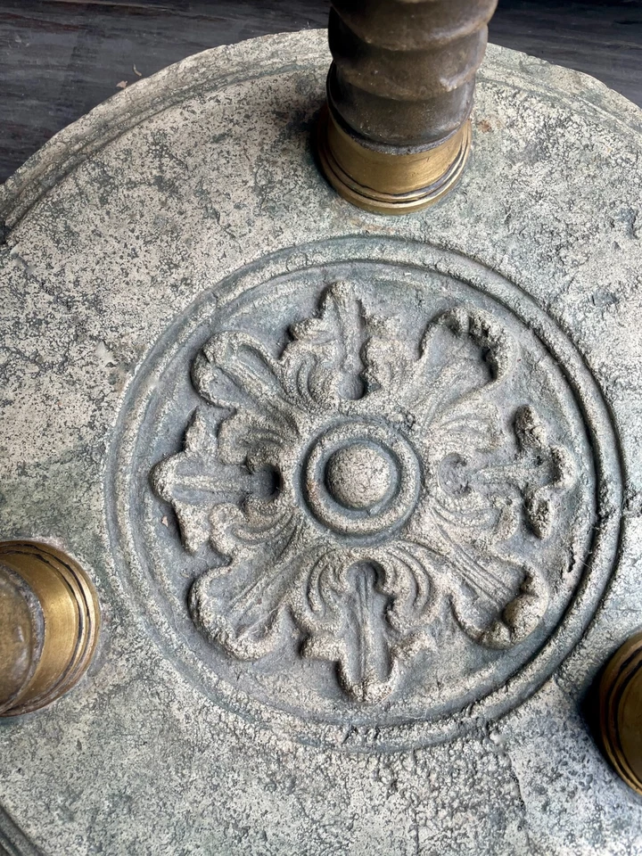 Mesa de acento para coleccionistas Thomasville Furniture Ernest Hemingway Masai Foto 4 de 4