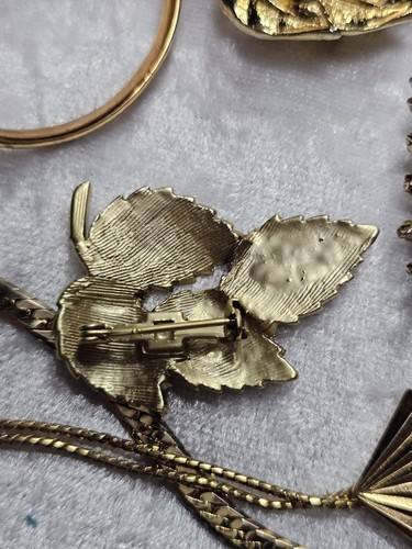 Beautiful 8 Piece Vintage Goldtone Mixed Fashion Jewelry Lot - Picture 9 of 11