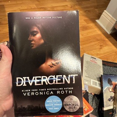 Divergent - Paperback By Veronica Roth