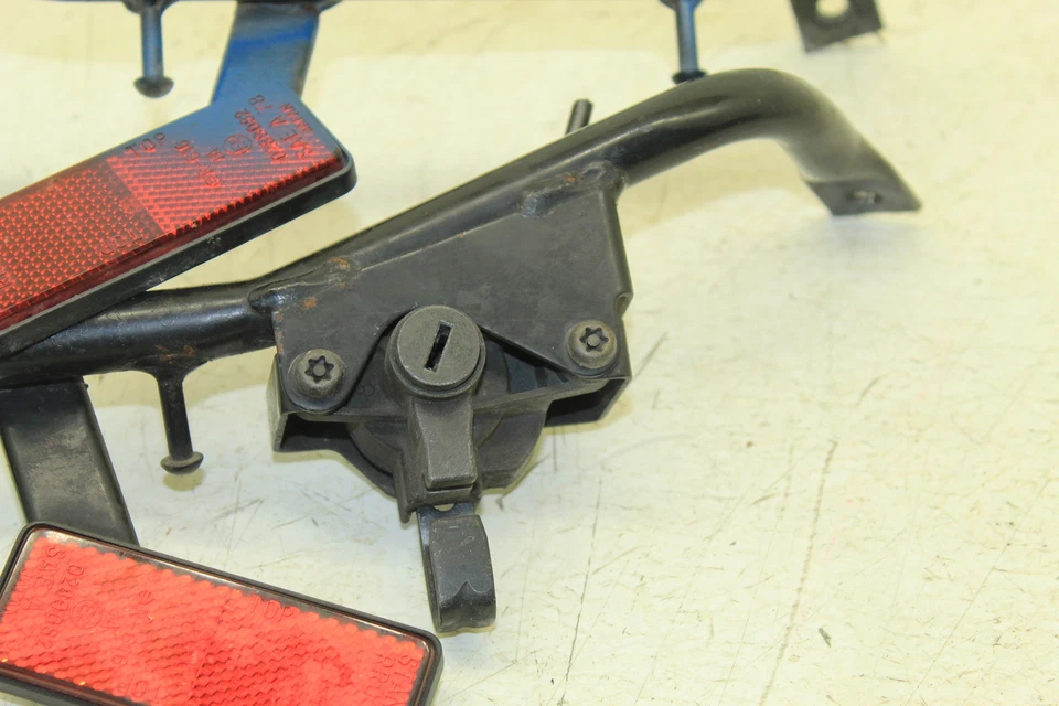 1996 SUZUKI RF600R OEM SUPORTES DE ASSENTO COM TRAVA E REFLETORES SEM CHAVE B-51D - Imagem 3 de 4