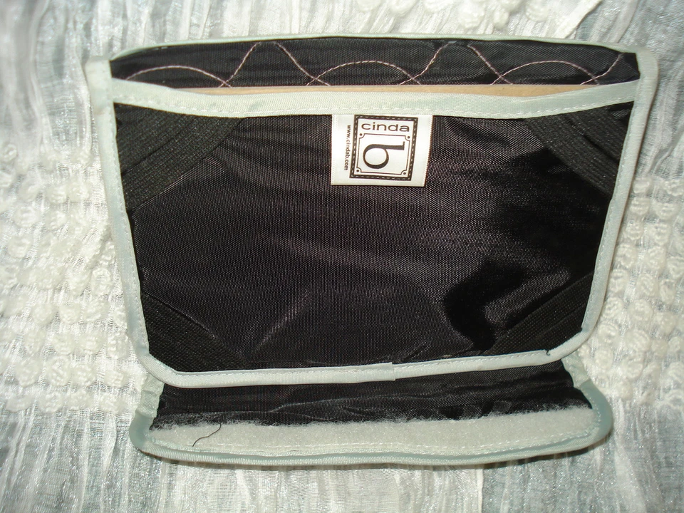 CINDA B ACOLCHADO ROTONDABOUT NEGRO E-READER FUNDA ESTUCHE EN MUY BUEN ESTADO AUTÉNTICO USADO EN EXCELENTE ESTADO SUPER VENTA Foto 2 de 3