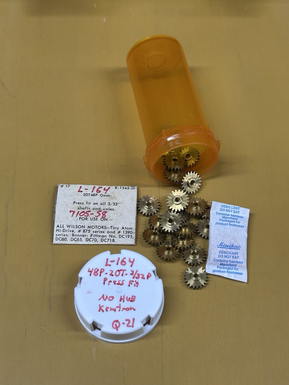 QTY 1 KEMTRON BRASS PINION GEAR 48 PITCH 20 TEETH 3/32" BORE SLOT CAR / RAILROAD