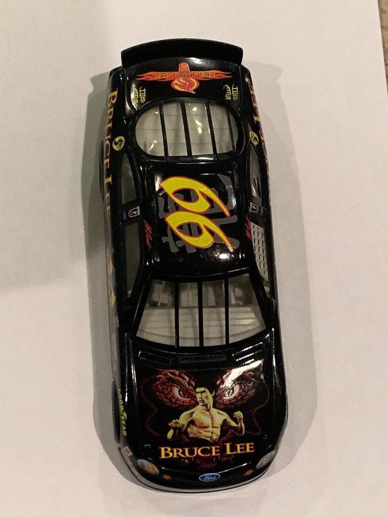 1:24 HOT WHEELS RACING 1999 #99 EXIDE BRUCE LEE FORD TAURUS