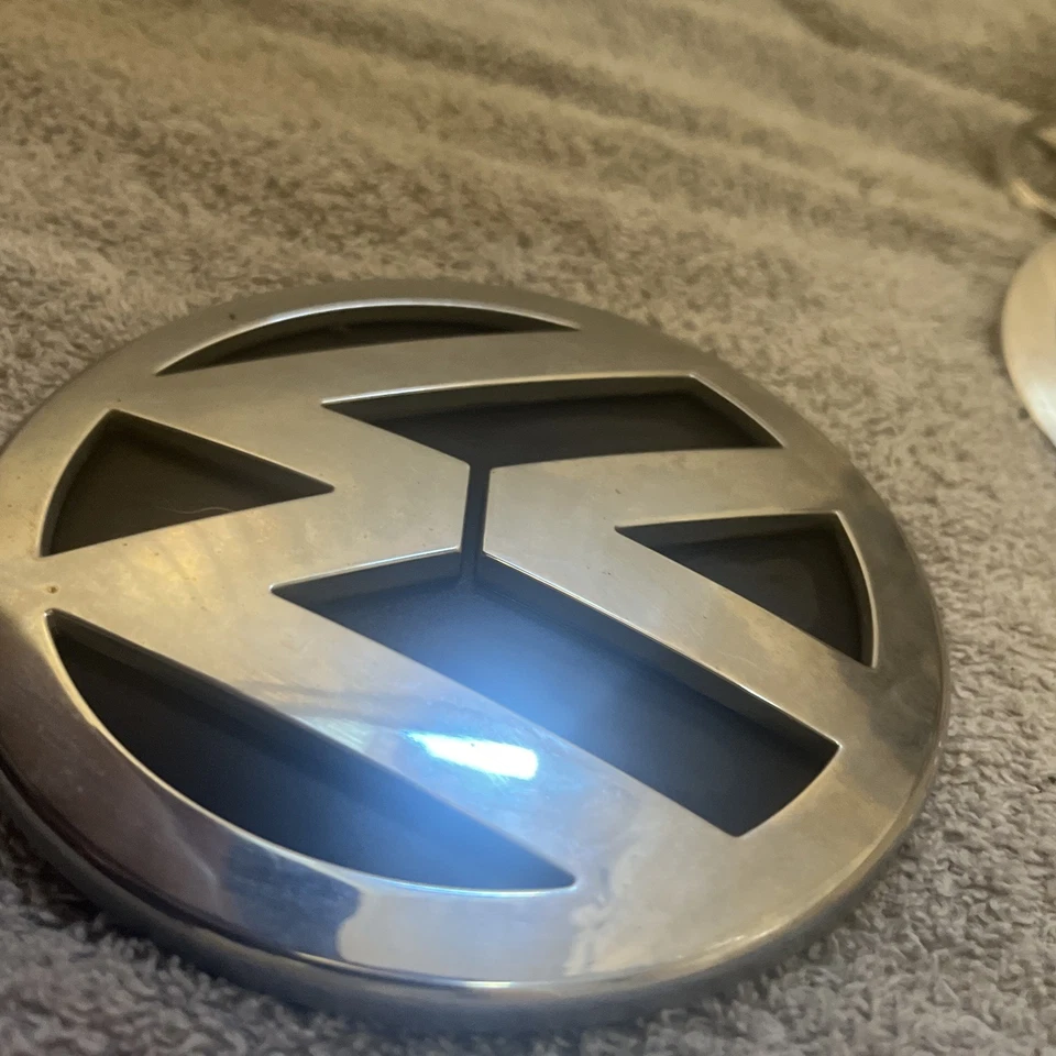 Оригинальная эмблема подъемной двери задней двери 06 07 08 09 10 11 12 Volkswagen Routan 05113462 - Изображение 3 из 4