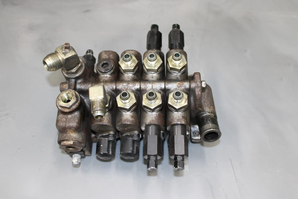 Válvula de control hidráulica usada Caterpillar Mitsubishi 4 vías 93172-20400 Foto 2 de 3