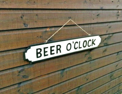 BIER UHR SCHILD (HANDGESCHNITZT & BEMALT). AUS HOLZ