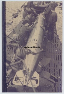 REPRO Foto Torpedo Waffen kommt an Bord einer U-Boot im Hafen