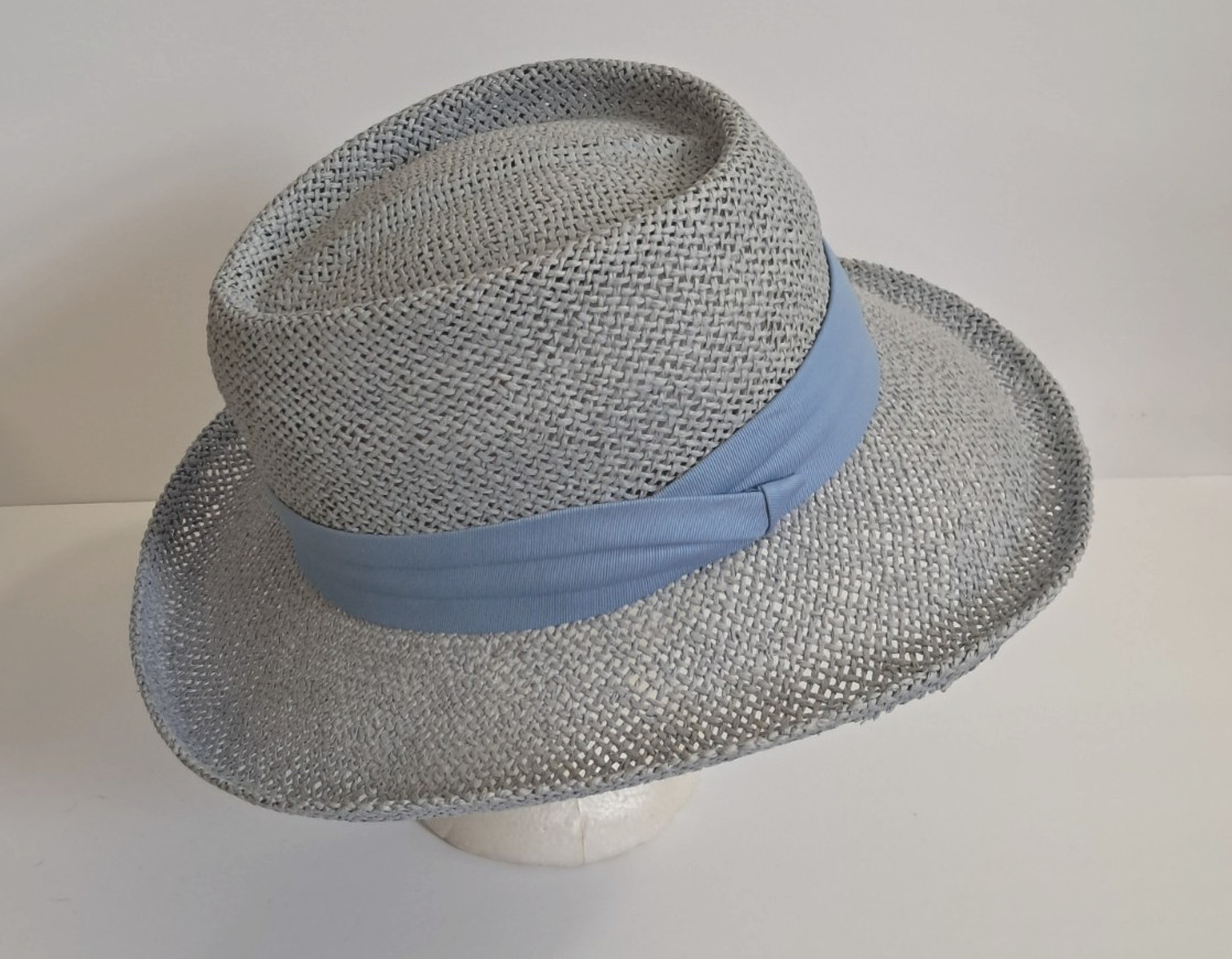 Fedora de paja gris con cinta azul claro