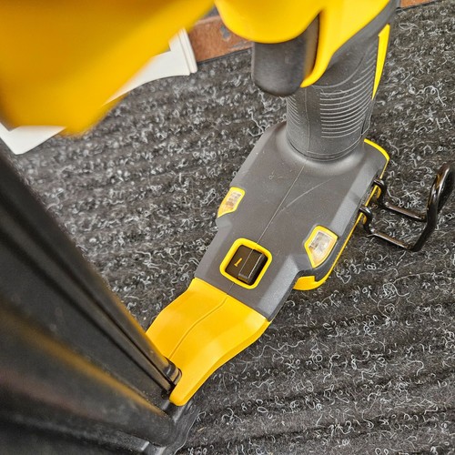 Chiodatrice Dewalt DCN680 20V XR Brushless 18ga Brad -***NUOVA*** - Foto 15 di 17