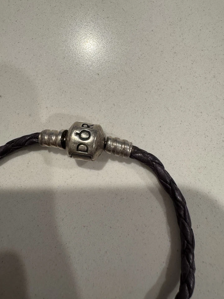 Pulsera Pandora de cuero tejido púrpura 3 dijes conejito guitarra y compromiso Foto 3 de 4
