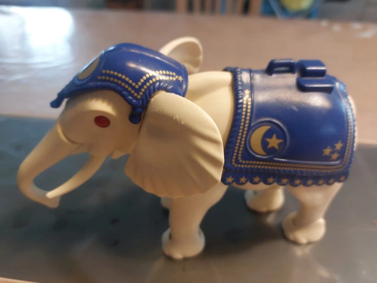 Dompteur De Cirque De Dessin Animé Avec éléphant Sur Scène | Vecteur Premium