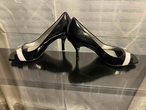 Tacones de aguja TAHARI 7.5 de cuero blanco y charol negro punta abierta tacón de 3" piezas plateadas - Imagen 10 de 14