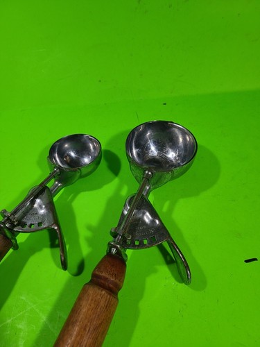 (2) Vintage Hamilton Beach Model 40 Ice Cream Scoops - Picture 4 of 6