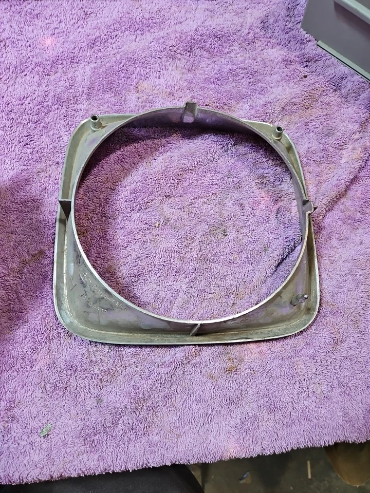 Ford Elite Torino 1974 1975 1976 bisel de luz de cabeza lado derecho D4EB-13043-AB 16360 Foto 2 de 4