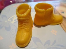 BARBIE DOLL / PAIR OF SHOES ...... (1998)