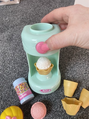Children’s Pretend Ice Cream Machine With Working Parts And Accessories - Picture 4 of 9