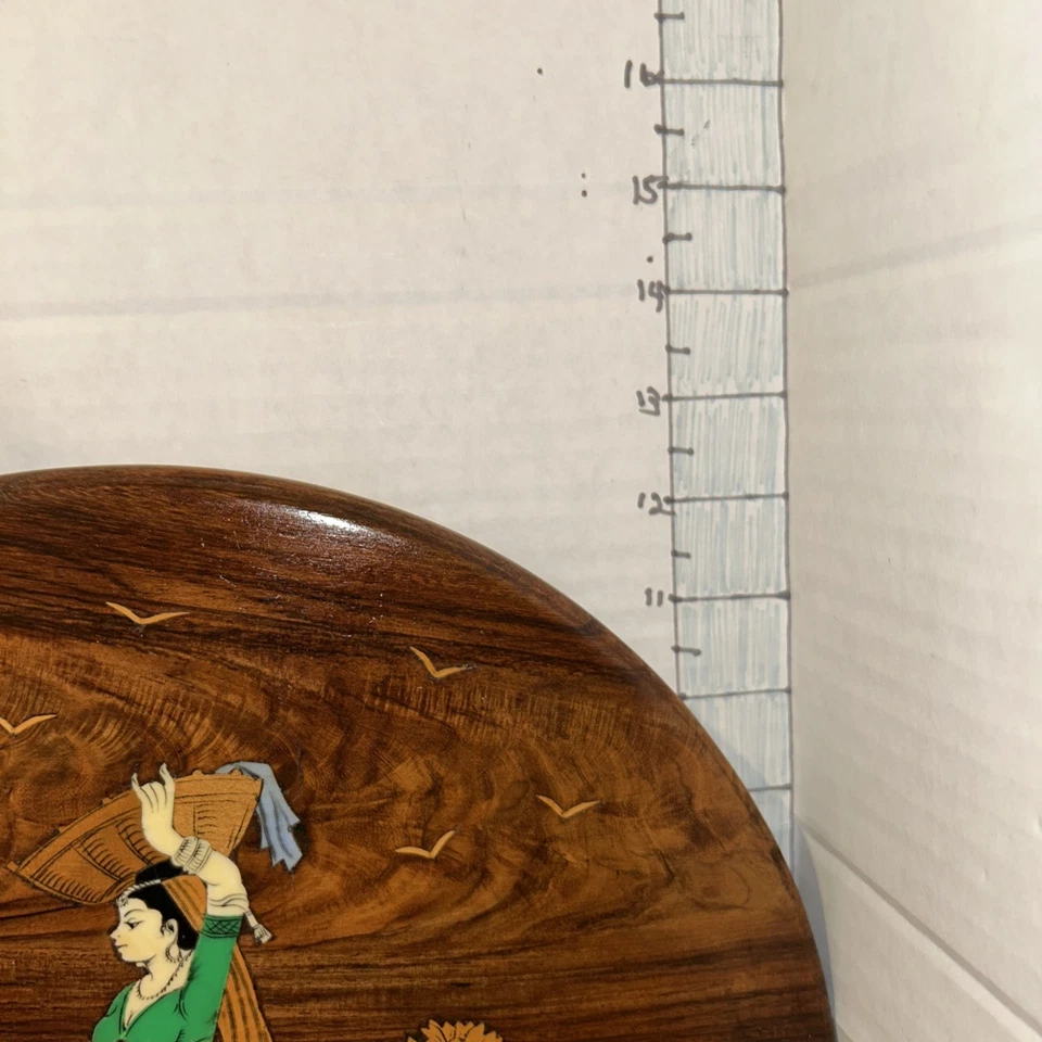 Incrustación de madera tallada marquetería arte popular colgante de pared mujeres trabajando 13" diámetro Foto 4 de 4