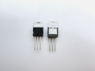 3PCS L7815CV STM Positive Linear Voltage Regulator 15V 1.5A  TO-220
