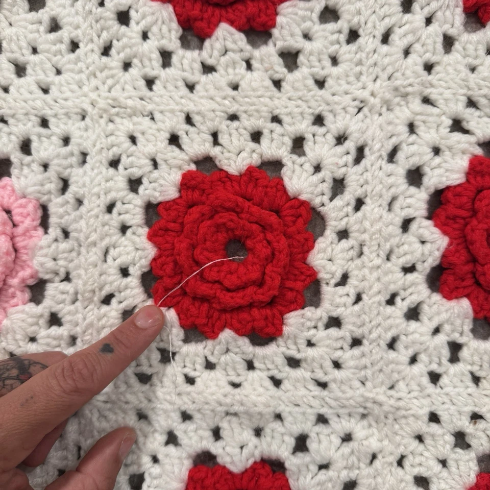 Manta cuadrada vintage floral 3D rosa con perlas ganchillo abuela afgana blanca Foto 4 de 4