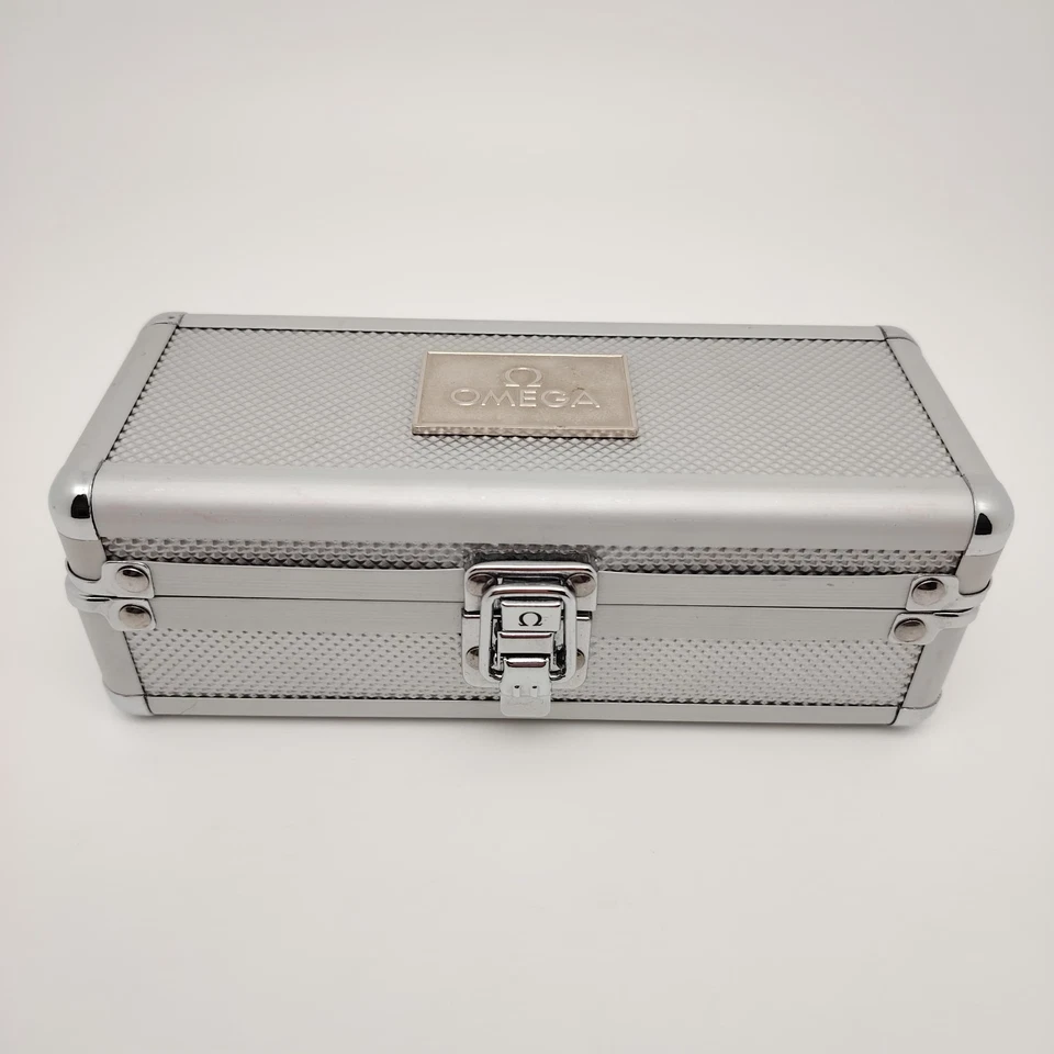 Caja de cuidado de limpieza rara OMEGA | Lupa lupa | Paño de limpieza | Cepillo Foto 2 de 4