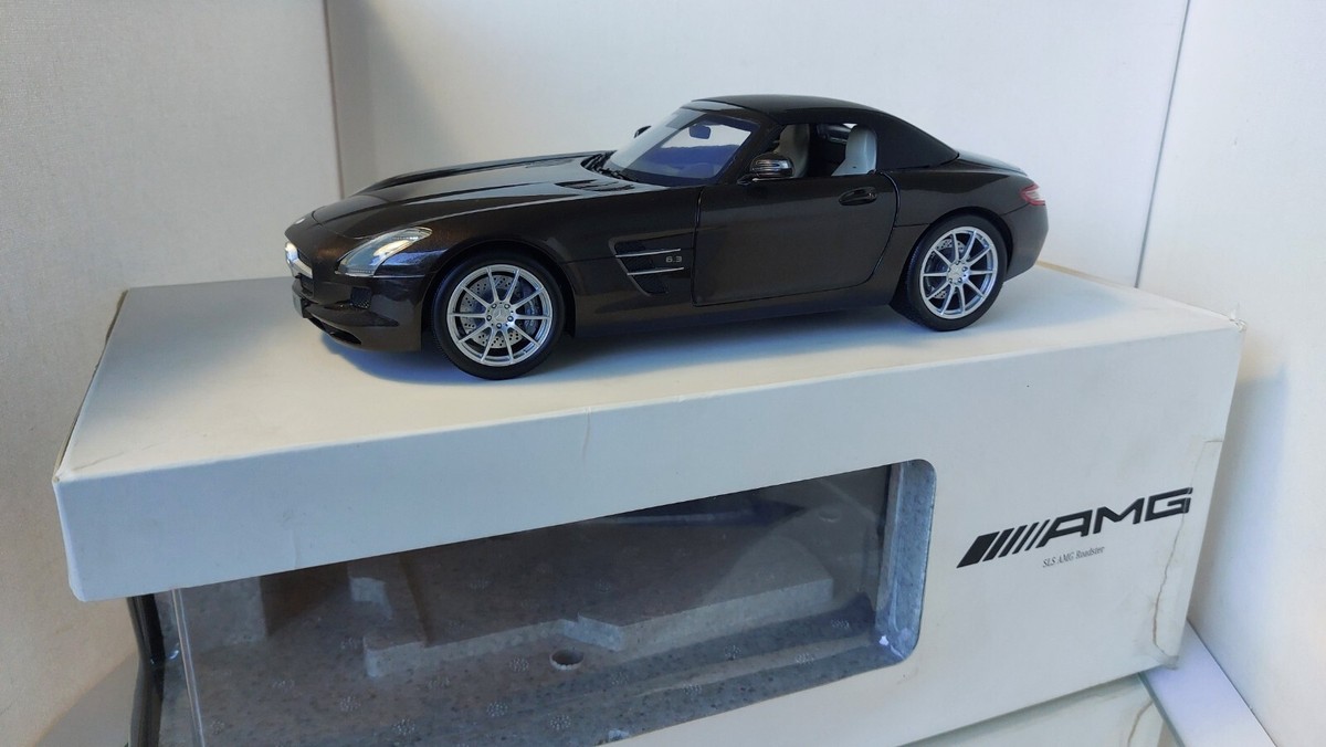 Minichamps Mercedes SLS AMG Roadster 1:18 In Dealer Edition Box