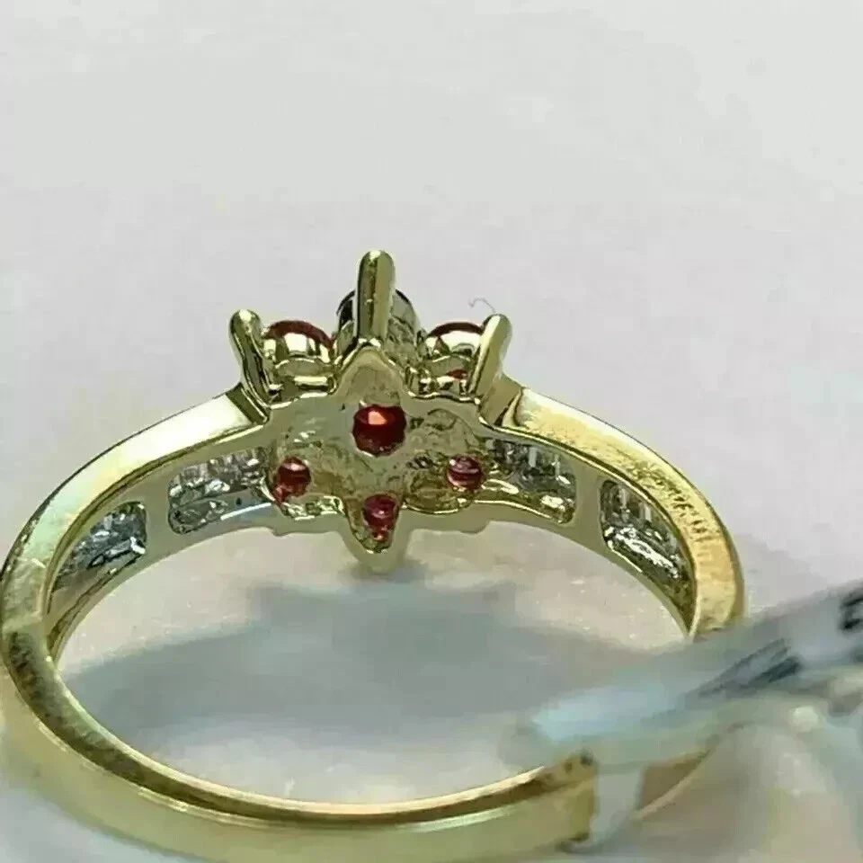 Anillo de compromiso redondo simulado de 2,80 quilates enchapado en oro amarillo de 14 k para mujer Foto 2 de 4