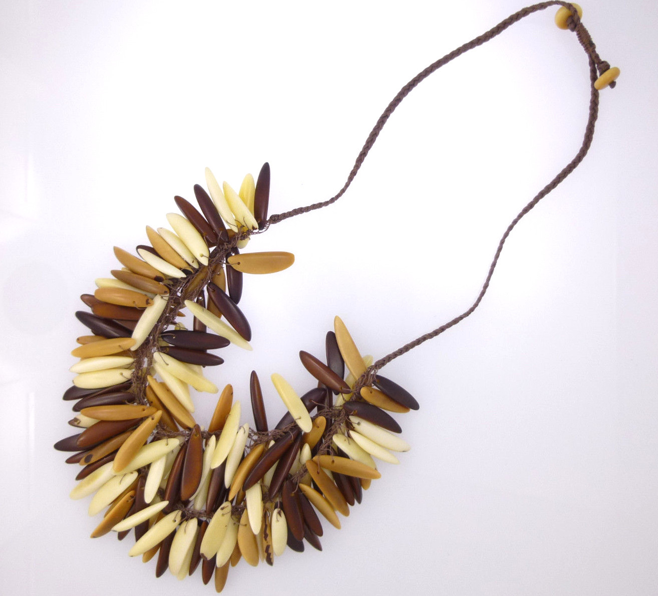 Sautoir en ivoire végétal artisanal Collier long en tagua éco-responsable unique