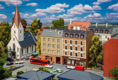 Faller FA232384 Stadthäuser mit Apotheke und Delikatessenhandel, Mehrfarbig, One
