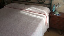 copriletto in cotone rosa realizzato a mano all'uncinetto