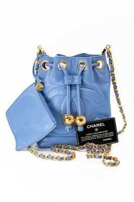 Chanel Vintage Mini CC Kordelzug-Bucketbag Puderblaues Lammleder Gold