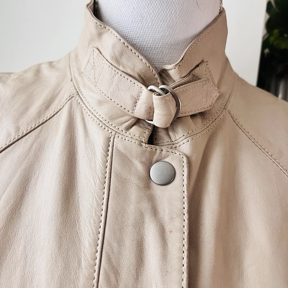 Chaqueta Club Monaco Piel de Cordero Cuero Color Crema Hebilla Sin Mangas -Talla Pequeña Foto 2 de 4