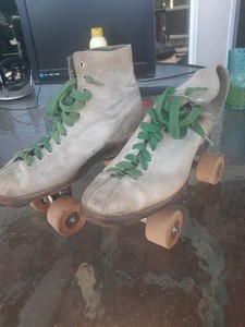 VINTAGE CHICAGO ROLLER SKATES.SIZE 6.WOODEN WHEELS