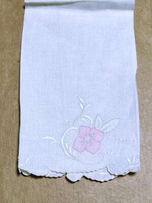 VINTAGE WHITE COTTON EMBROIDERED HAND OR TEA TOWEL PINK BLUE FLWR 15 X 21