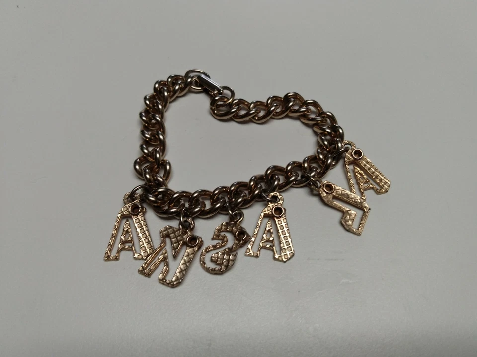 Pulsera con dije de Alaska para dama (piedra rosa en cada letra) Foto 2 de 4