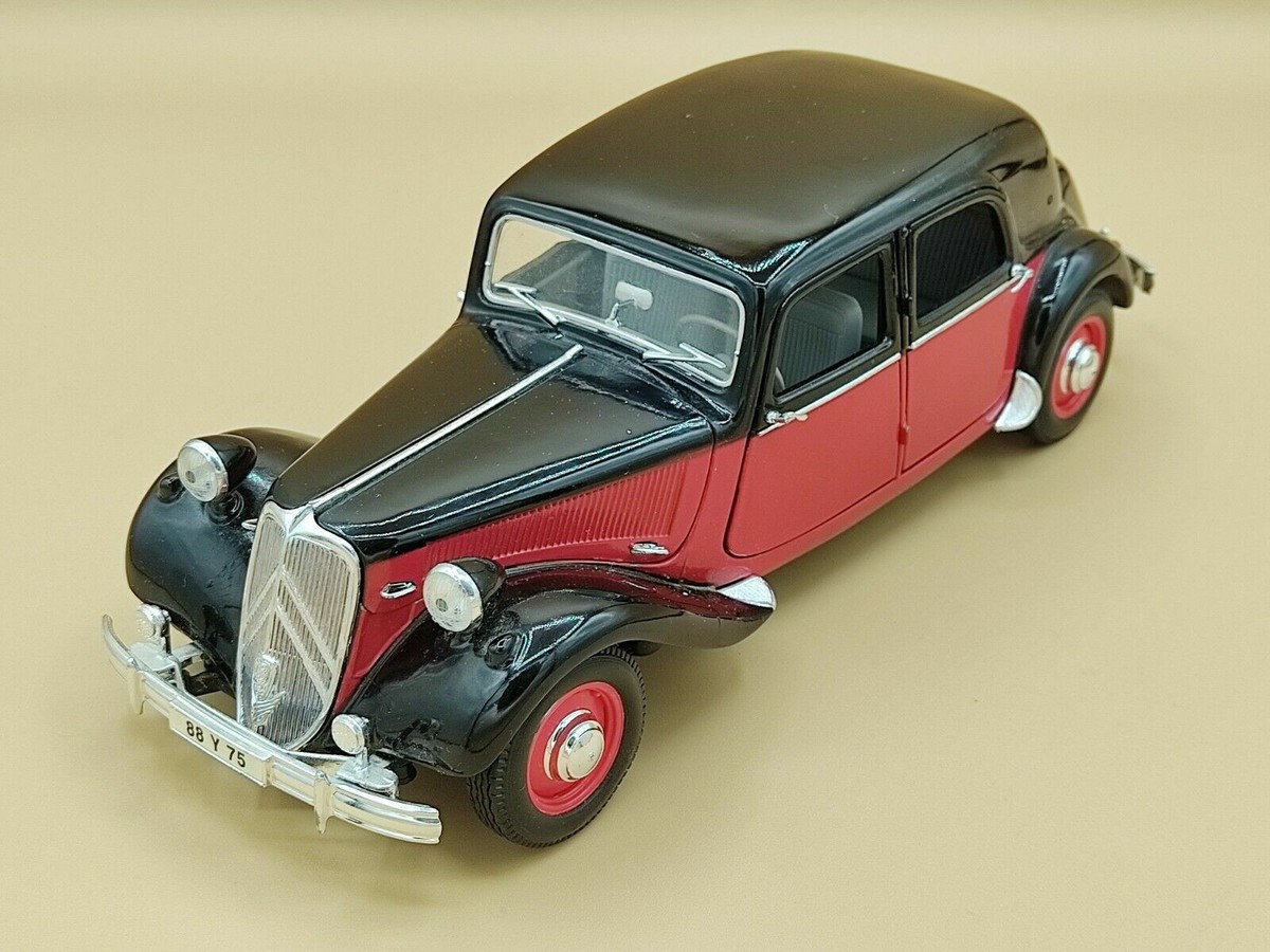 Citroen Traction 15CV 6 Cylinders 1952 Black Red Maisto 31821 1/18