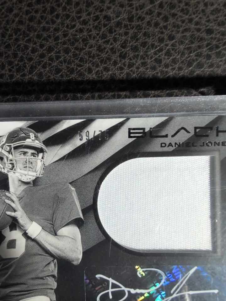 2019 Panini Black Football Дэниел Джонс No102 карточка дебютанта с нашивкой с автографом RPA NO/75 - Изображение 2 из 3