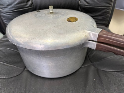#ad Vintage Presto Pressure Cooker Model 40 Bakelite $30.00
