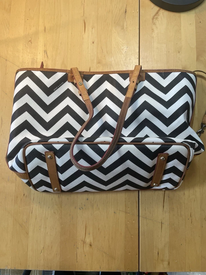 Bolso Chevron Dooney & Bourke blanco y negro con forro de lona roja Foto 3 de 4
