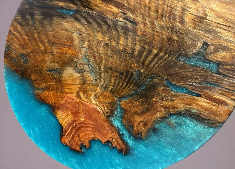 "Mesa auxiliar hecha a mano de 18"" redonda de pino amarillo y azul Okinawa solo epoxi" Foto 3 de 4