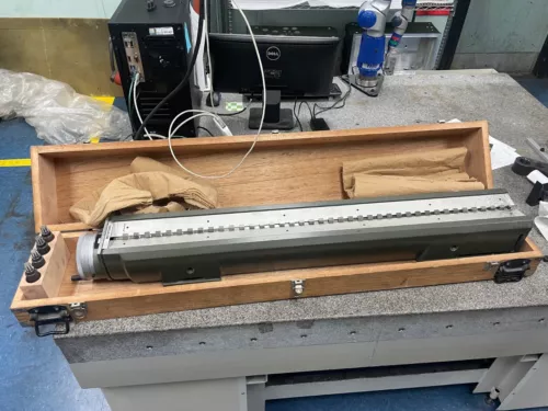 MITUTOYO 40" HEIGHT MASTER GAUGE  .2" - 40.2" SERIES 515 515-513 W/ STORAGE BOX