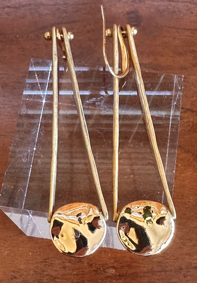 Pendientes Robert Lewis Morris Soho Tono Dorado Perforados Largos Estilo Martillado Firmados Foto 3 de 4